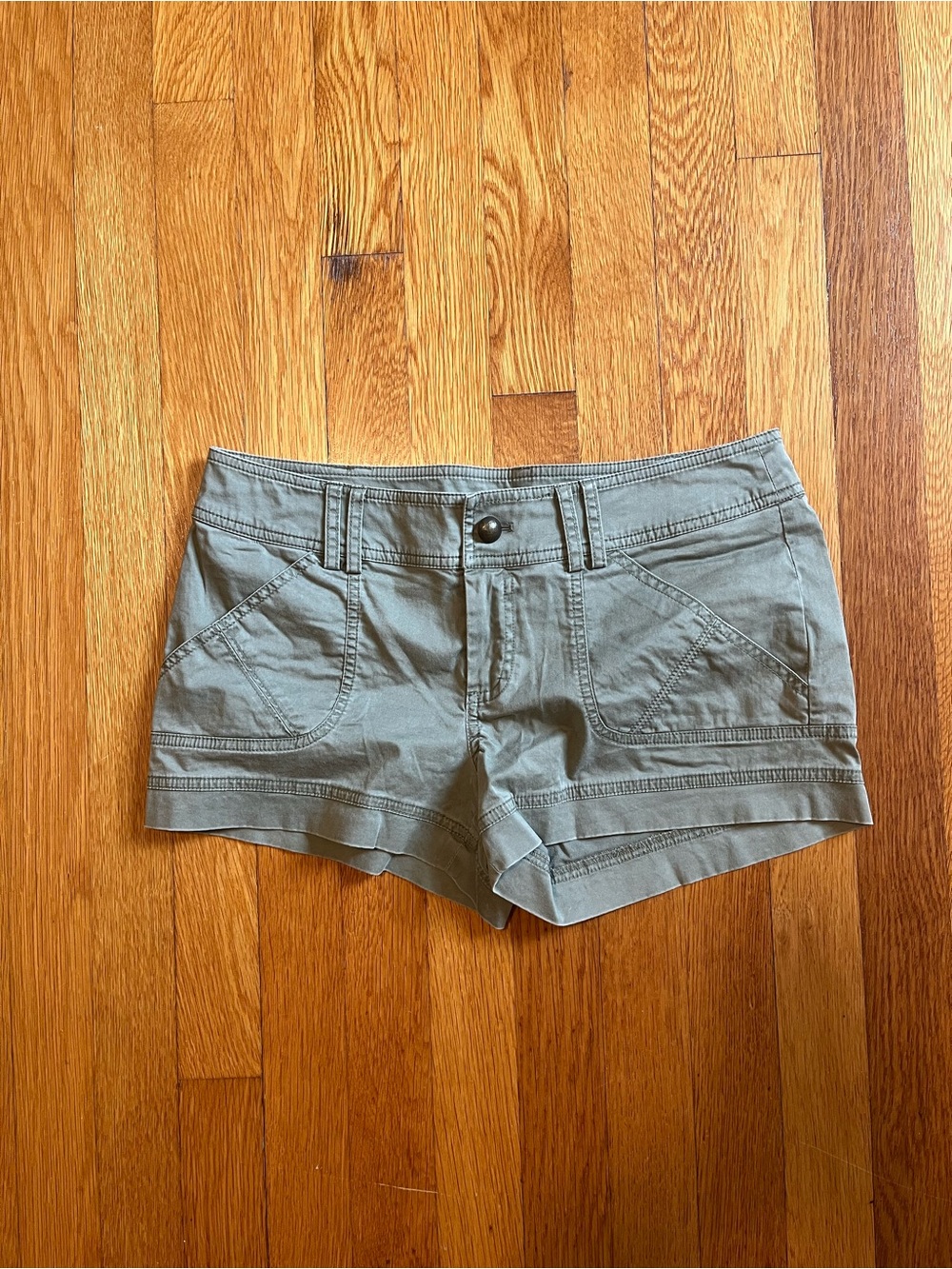 NWT Vintage 2010  bebe shorts size 4 Extra Button